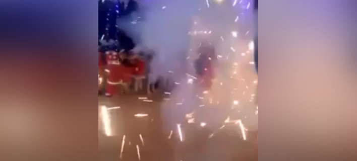 λευκός τύπος με ένα μεγάλο πουλί