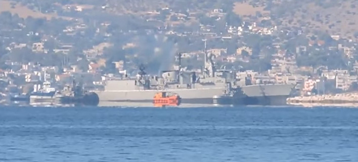 Βίντεο: Προσπάθειες να αποκολληθεί η φρεγάτα «Κανάρης» που προσάραξε σε αβαθή 