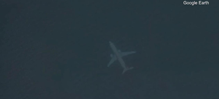 To αεροπλάνο εμφανίζεται μισοβυθισμένο ανοικτά του Εδιμβούργου (Φωτογραφία: YouTube) 