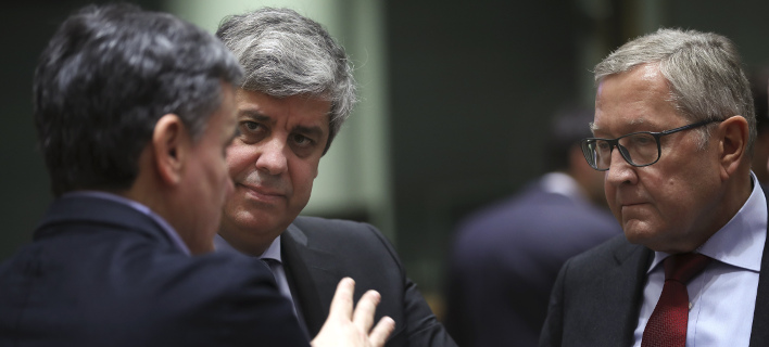 Ο Κλάους Ρέγκλινγκ με τον Μάριο Σεντένο και τον Ευκλείδη Τσακαλώτο/ Φωτογραφία: AP- Francisco Seco