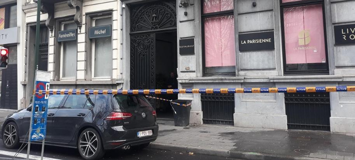 H αστυνομία βρήκε τρεις τρύπες από σφαίρες στη βιτρίνα του εστιατορίου (Φωτογραφία: LaLibre.be)