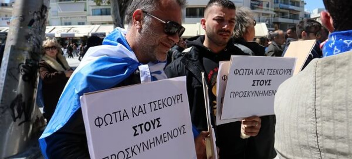 ÎœÎµ Ï€Î»Î±ÎºÎ¬Ï„ Ï…Ï€Î¿Î´Î­Ï‡Ï„Î·ÎºÎ±Î½ Ï„Î¿Î½ Î£Ï€Î¯ÏÏ„Î¶Î· ÏƒÏ„Î¿ Î—ÏÎ¬ÎºÎ»ÎµÎ¹Î¿ -Â«Î¦Ï‰Ï„Î¹Î¬ ÎºÎ±Î¹ Ï„ÏƒÎµÎºÎ¿ÏÏÎ¹ ÏƒÏ„Î¿Ï…Ï‚ Ï€ÏÎ¿ÏƒÎºÏ…Î½Î·Î¼Î­Î½Î¿Ï…Ï‚Â» [ÎµÎ¹ÎºÏŒÎ½ÎµÏ‚]