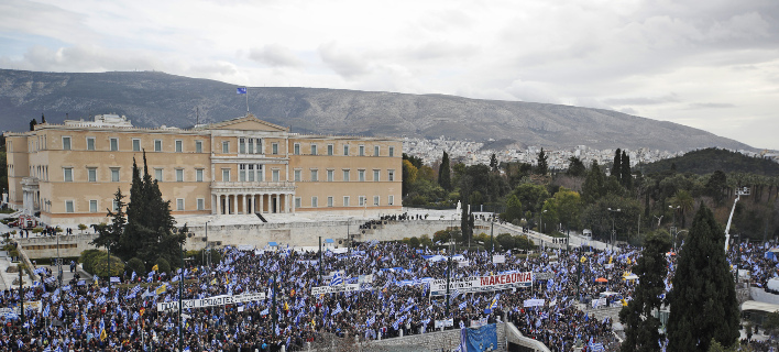 Κοσμοσυρροή στο Σύνταγμα για το συλλαλητήριο/ Φωτογραφία: AP- Thanassis Stavrakis