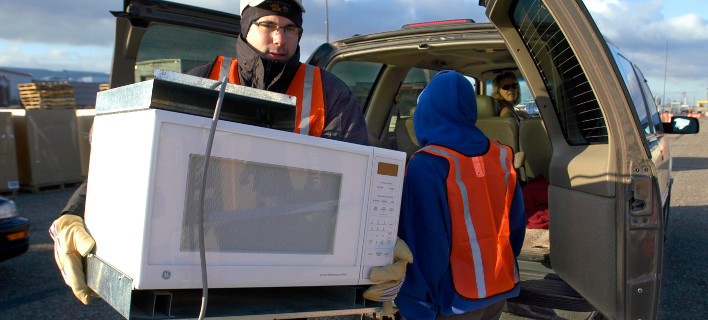 ÎšÎ±Ï„Î±Î½Î±Î»Ï‰Ï„Î®Ï‚ Î¿Î´Î·Î³ÎµÎ¯ Ï„Î¿Î½ Ï†Î¿ÏÏÎ½Î¿ Ï„Î¿Ï… ÏƒÏ„Î·Î½... Î±Î½Î±ÎºÏÎºÎ»Ï‰ÏƒÎ· / Î¦Ï‰Ï„Î¿Î³ÏÎ±Ï†Î¯Î±: AP Images
