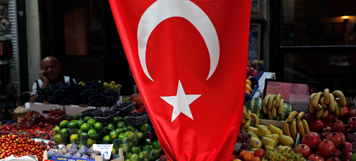 Η τουρκική σημαία σε αγορά της Κωνσταντινούπολης/Φωτογραφία: ΑΡ
