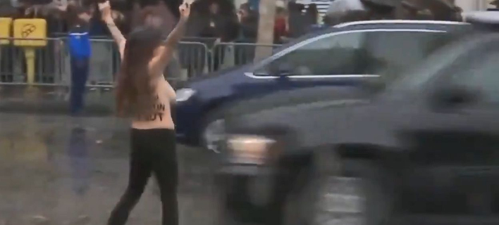 Οι δύο διαδηλώτριες ήταν μέλη της οργάνωσης Femen
