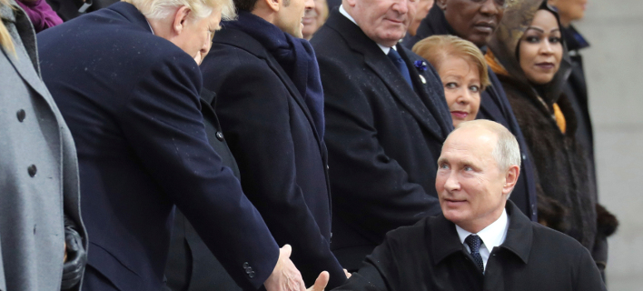 Εγκάρδια η χειραψία Τραμπ-Πούτιν (Φωτογραφία: Ludovic Marin/Pool Photo via AP)