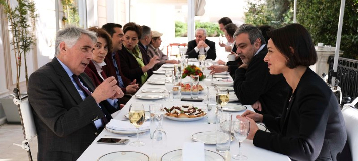 Ο Αλέξης Τσίπρας γευματίζει με τους υποψήφιους ευρωβουλευτές του ΣΥΡΙΖΑ