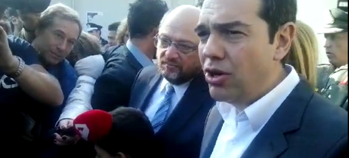 Τσίπρας-Σουλτς: Είδαμε να έρχονται οι πρόσφυγες μέσα σε αυτοσχέδια σαμπρέλα