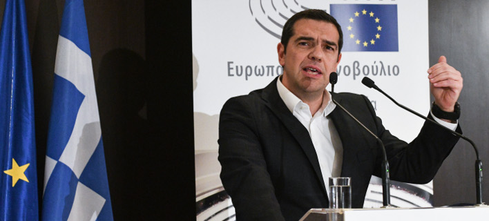 Bloomberg: Ο Τσίπρας ρισκάρει να προκαλέσει την οργή των δανειστών με την αύξηση του κατώτατου μισθού  