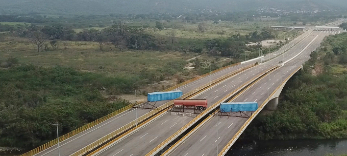 O Mαδούρο έκλεισε γέφυρα στα σύνορα για να μπλοκάρει την άφιξη ανθρωπιστικής βοήθειας   