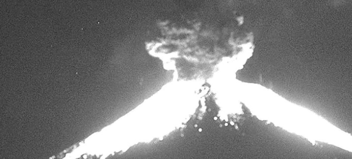 Εντυπωσιακό στιγμιότυπο από την έκρηξη του ηφαιστείου