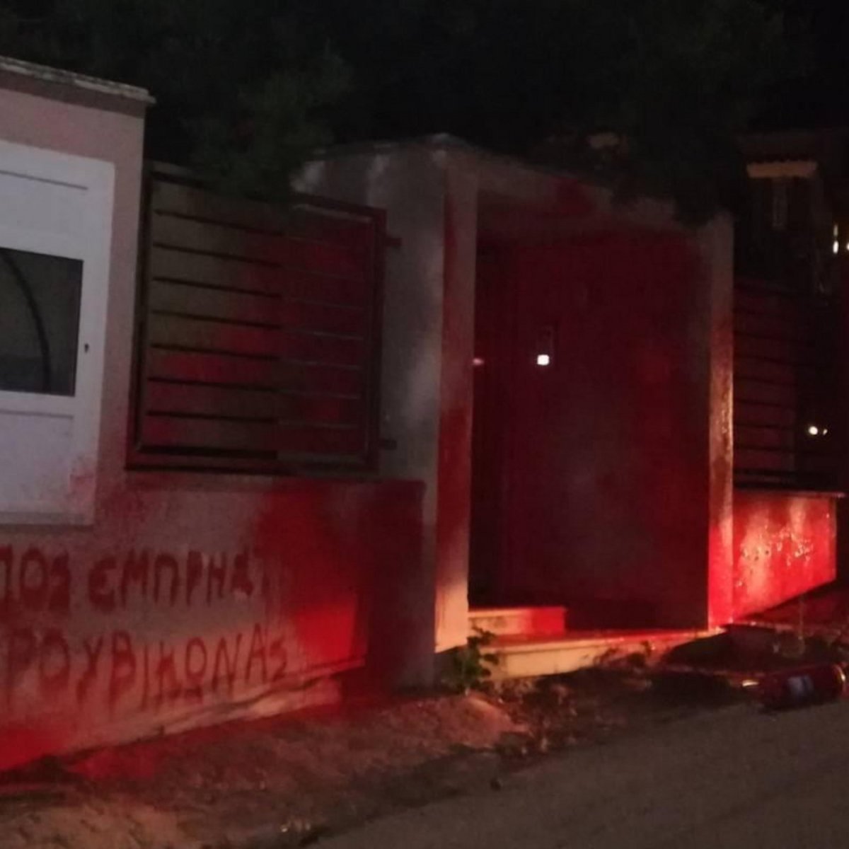 Επίθεση του Ρουβίκωνα στο σπίτι του υπουργού Κώστα Σκρέκα [εικόνα] | ΕΛΛΑΔΑ | iefimerida.gr