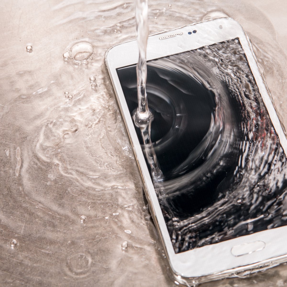 Удаление воды из телефона. Смартфон в воде. Вода попала в смартфон. Смартфон утонул. Вода на экране телефона.
