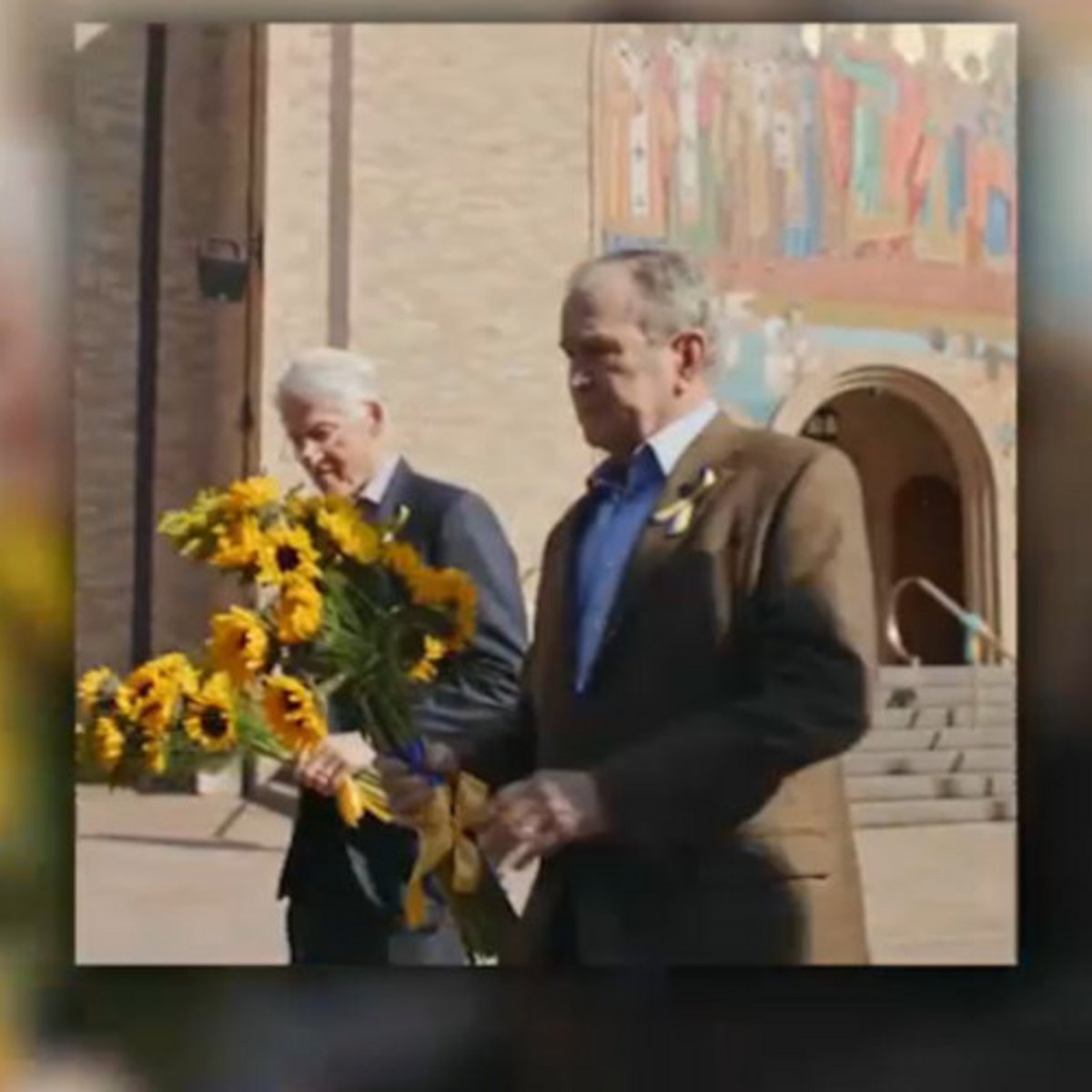 Μήνυμα στήριξης Κλίντον και Μπους στην Ουκρανία: Επισκέφθηκαν μαζί ουκρανική εκκλησία στο Σικάγο [βίντεο] - iefimerida.gr