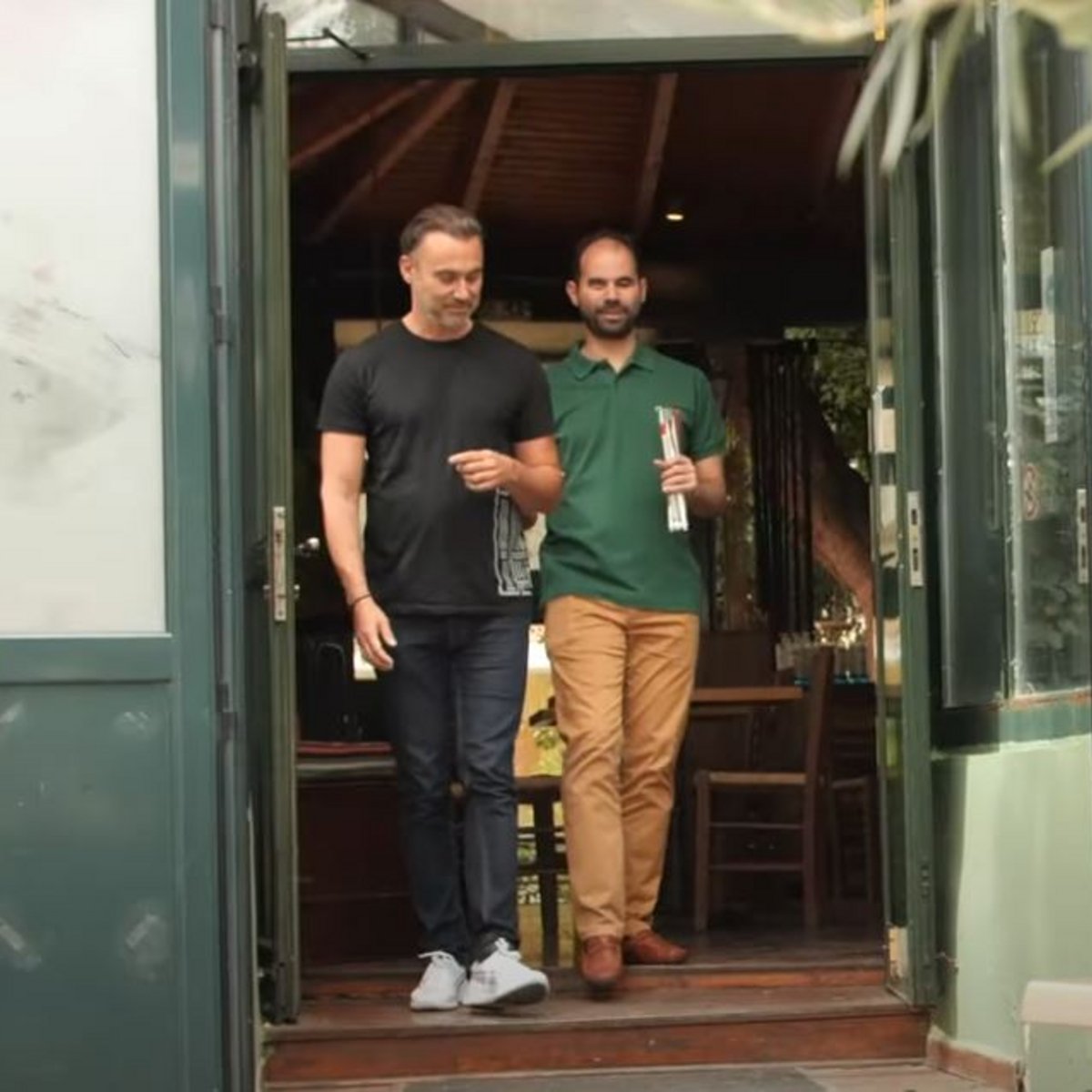 Παγκόσμια Ημέρα Λευκού Μπαστουνιού: Ο Γιώργος Καπουτζίδης δείχνει τεχνικές συνοδείας τυφλών από βλέποντες [βίντεο] - iefimerida.gr