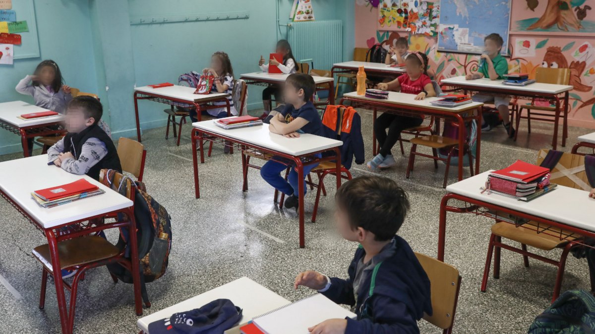 Ανοιξαν τα δημοτικά σχολεία: Με το αντισηπτικό στο χέρι οι εκπαιδευτικοί  -Αποστάσεις και διαφορετικά διαλείμματα [εικόνες] - iefimerida.gr