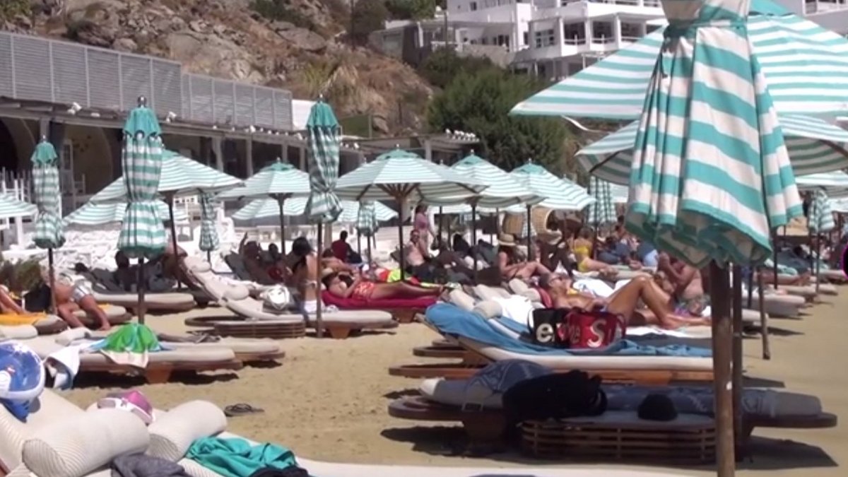 Μύκονος: Κι όμως συνέβη -Δωρεάν ξαπλώστρες στο Nammos, έγινε χαμός [βίντεο]  | ΕΛΛΑΔΑ | iefimerida.gr