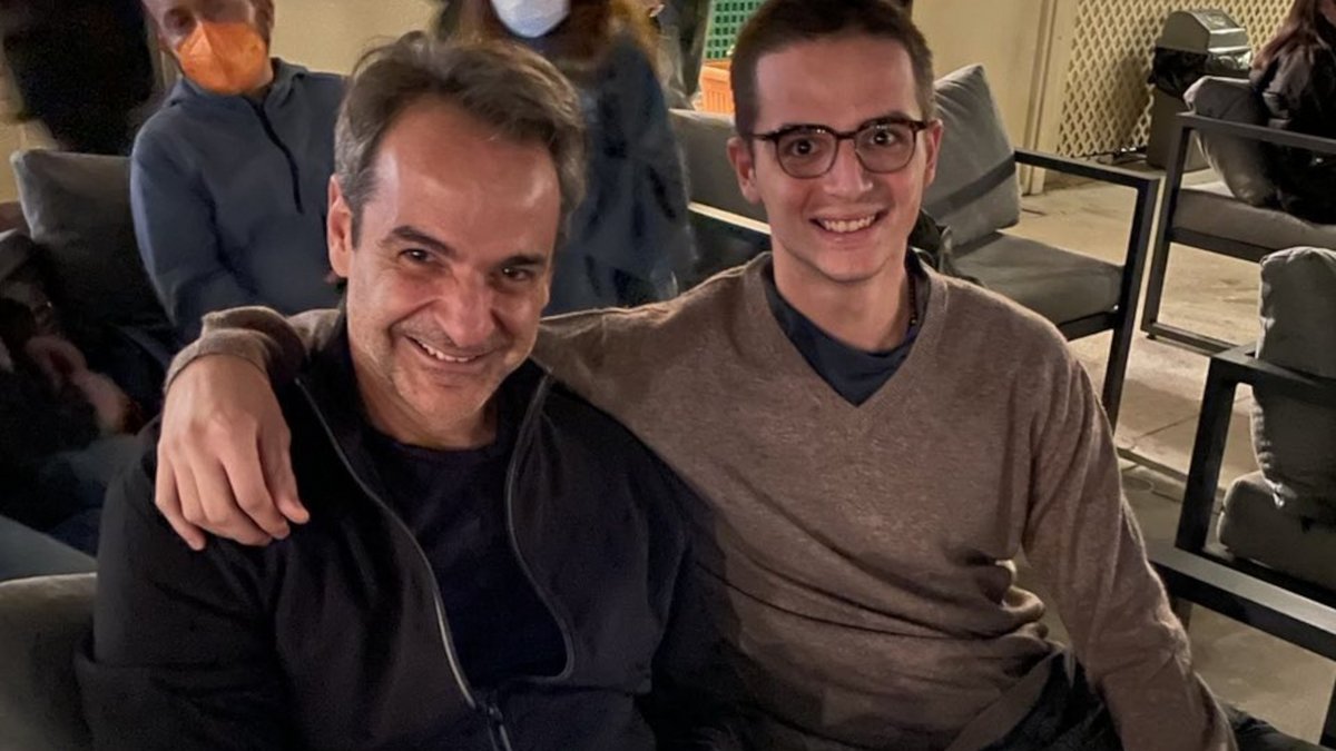 Kyriakos Mhtsotakhs Phge Sinema Me Ton Gio Toy Eidan Th Nea Tainia Toy Tzeims Mpont Eikona Ellada Iefimerida Gr