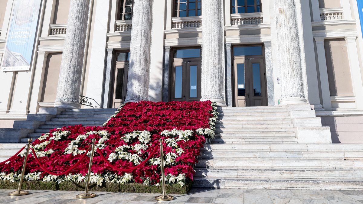 Πειραιάς: Προσέφεραν σε πολίτες 1000 Αλεξανδρινά λουλούδια που διακοσμούσαν  το Δημοτικό Θέατρο - iefimerida.gr