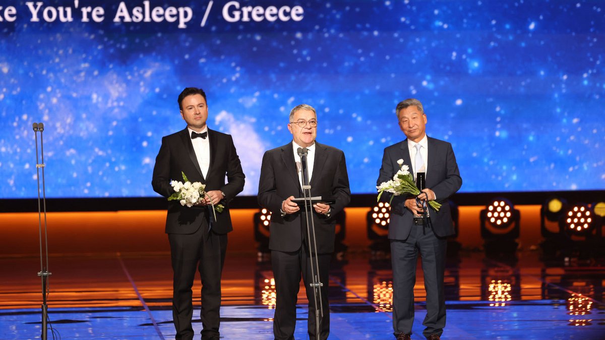 Κάνε ότι κοιμάσαι»: Οι συντελεστές της ΕΡΤ παρέλαβαν το βραβείο καλύτερης  τηλεοπτικής σειράς στη Σεούλ - iefimerida.gr