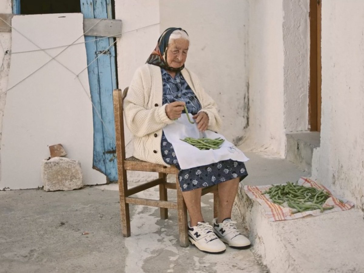 Advertisement vertex Northern Μια γιαγιά καθαρίζει φασολάκια στην αυλή, ελληνικά τοπία, κλαρίνο -Καμπάνια  αμερικανικού οίκου μόδας με εικόνες Ελλάδας - iefimerida.gr
