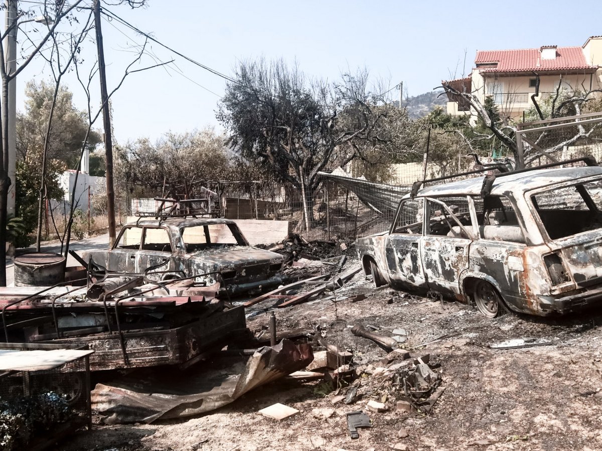 Εικόνες καταστροφής στην Πάρνηθα: Καμένα σπίτια, αυτοκίνητα και μεγάλες εκτάσεις πρασίνου - iefimerida.gr