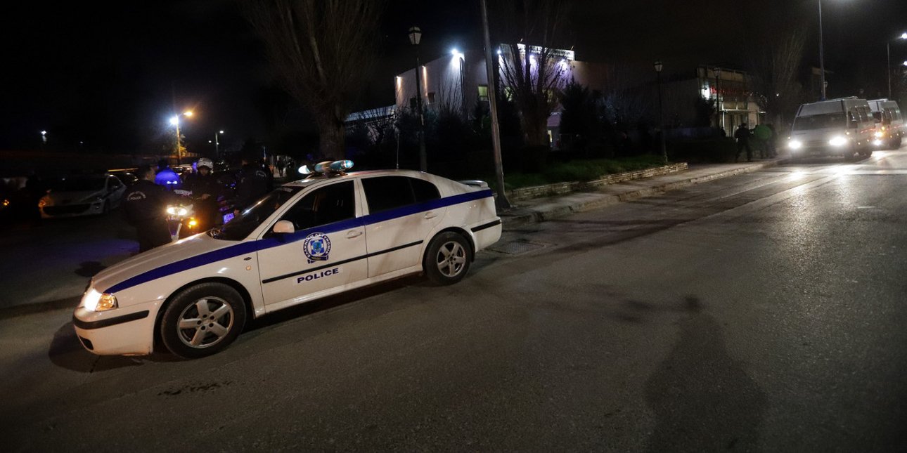 Νέα επίθεση έπειτα από εισβολή σε μπαρ στο Αίγιο -Ένας σοβαρά τραυματίας και μία σύλληψη, βρέθηκε βαρύς οπλισμός