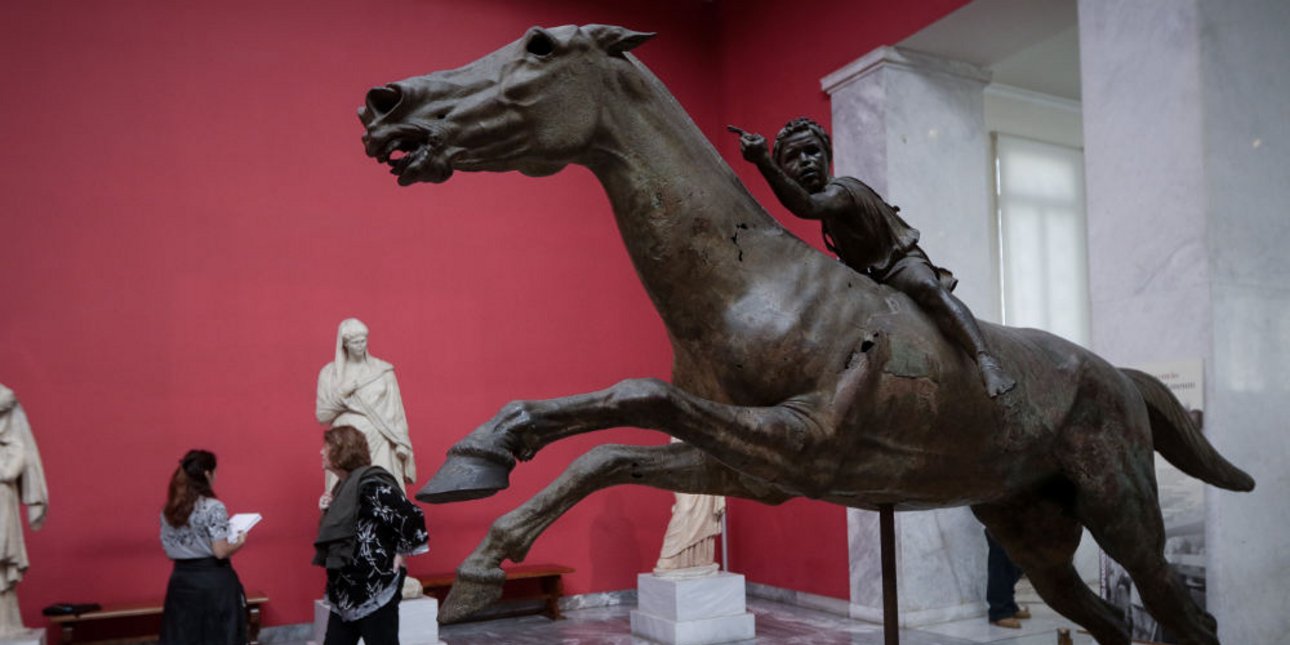 Εικόνα από το εσωτερικό του αρχαιολογικού μουσείου Αθηνών