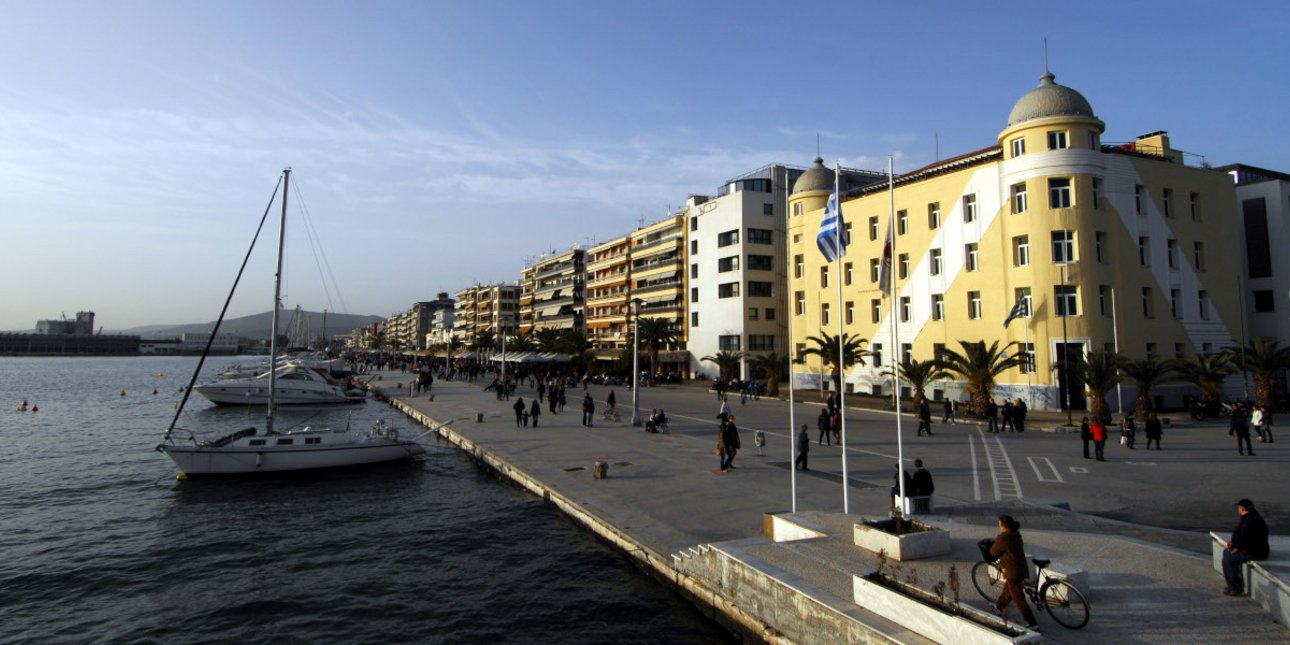 Άγριος ξυλοδαρμός στην παραλία του Βόλου: Δέκα νεαροί σταμάτησαν ταξί, έβγαλαν έξω τους επιβάτες και τους ξυλοκόπησαν