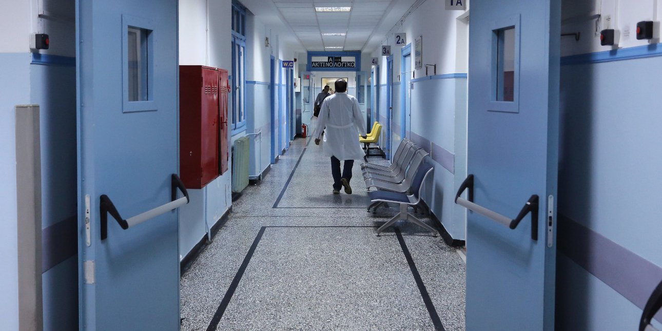 Γιατρός σε διάδρομο νοσοκομείου
