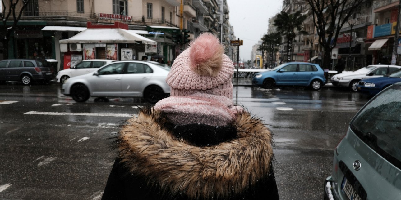 άτομο με μπουφάν και ροζ σκούφο