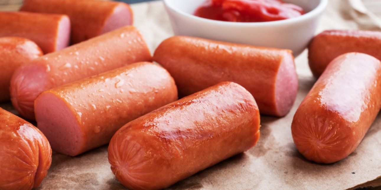 Σταματήστε να τηγανίζετε ή να ψήνετε τα λουκάνικα, είναι πιο ζουμερά με 1 απλή συμβουλή μαγειρικής που λατρεύουν οι χασάπηδες