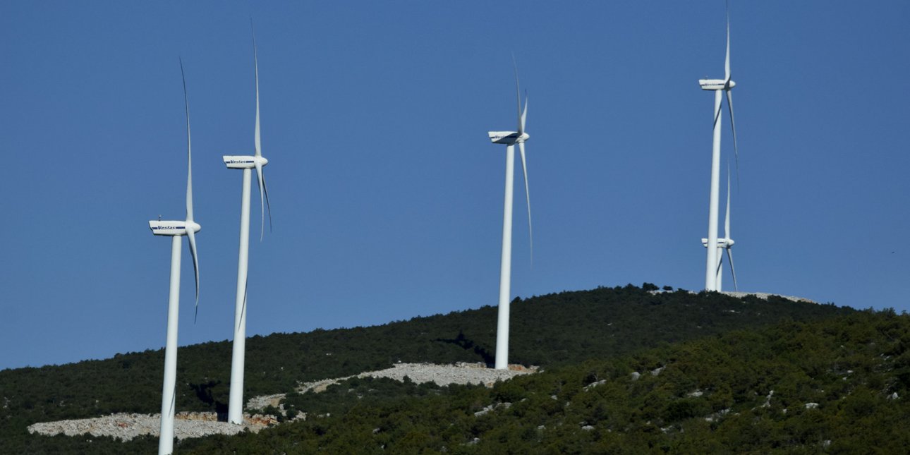 Στο μικροσκόπιο οι ανεμογεννήτριες: Η έρευνα μετά τις πυρκαγιές, η απάντηση της ΕΛΕΤΑΕΝ και οι νέοι κανόνες