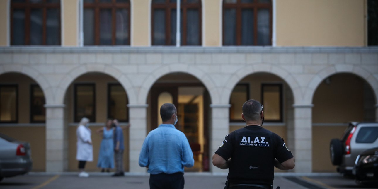 Επίθεση στη Μονή Πετράκη: Ενας μητροπολίτης διακομίστηκε ...