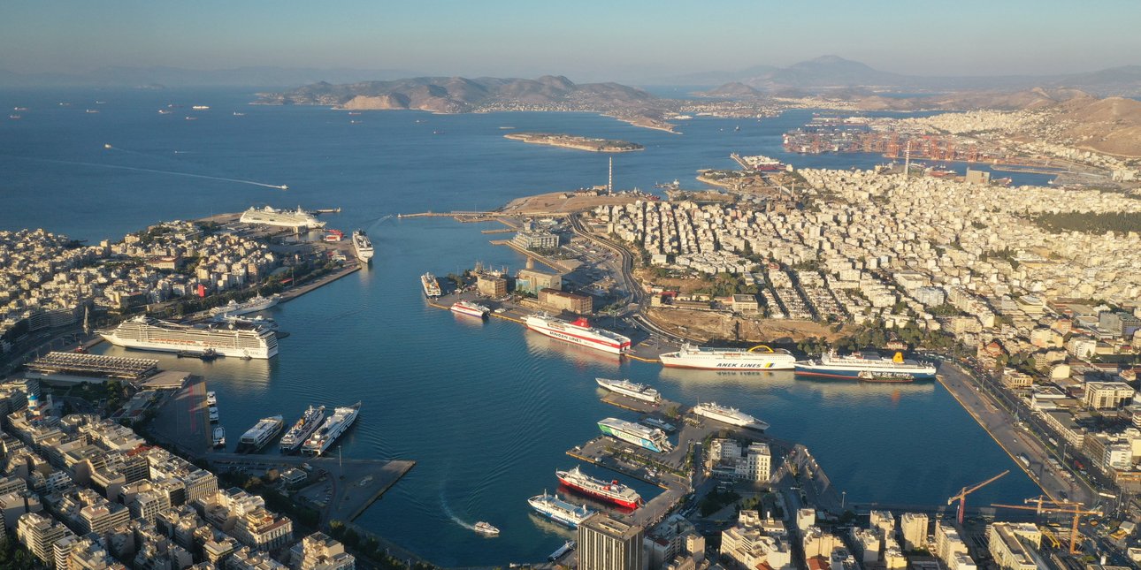 Συναγερμός στο λιμάνι του Πειραιά: Αυτοκίνητο έπεσε στη θάλασσα