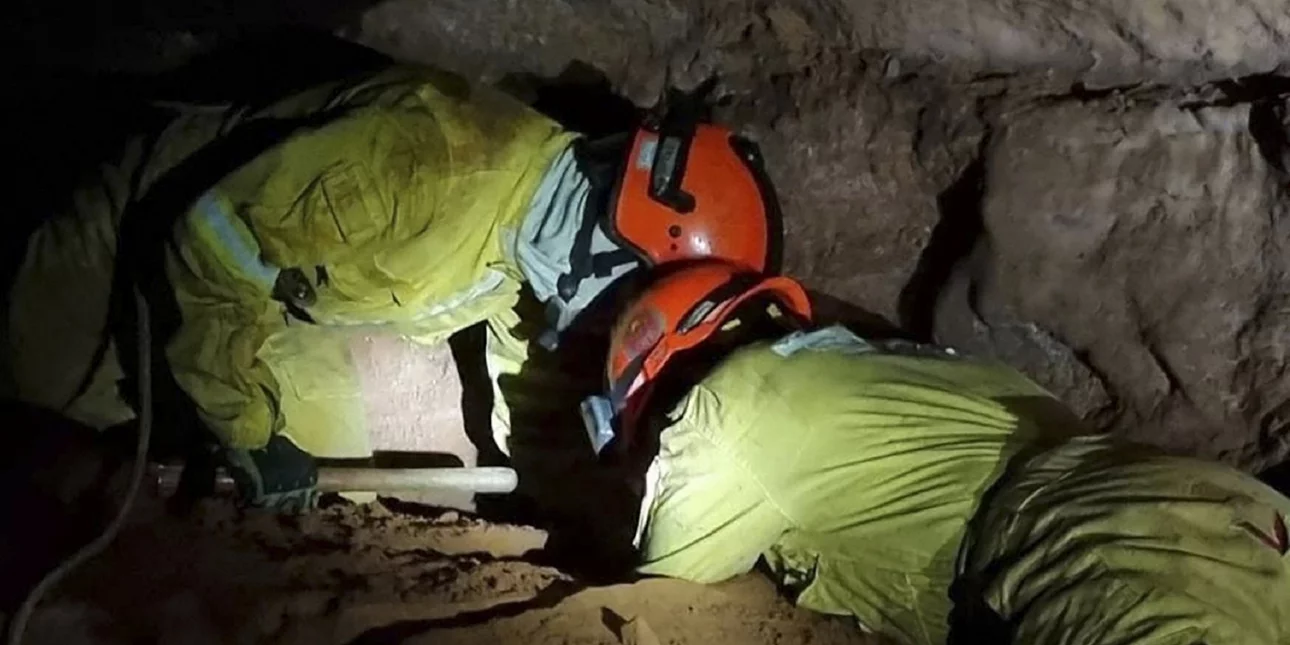Какую вещь бекки нашли спасатели в пещере. Обвал в пещере.