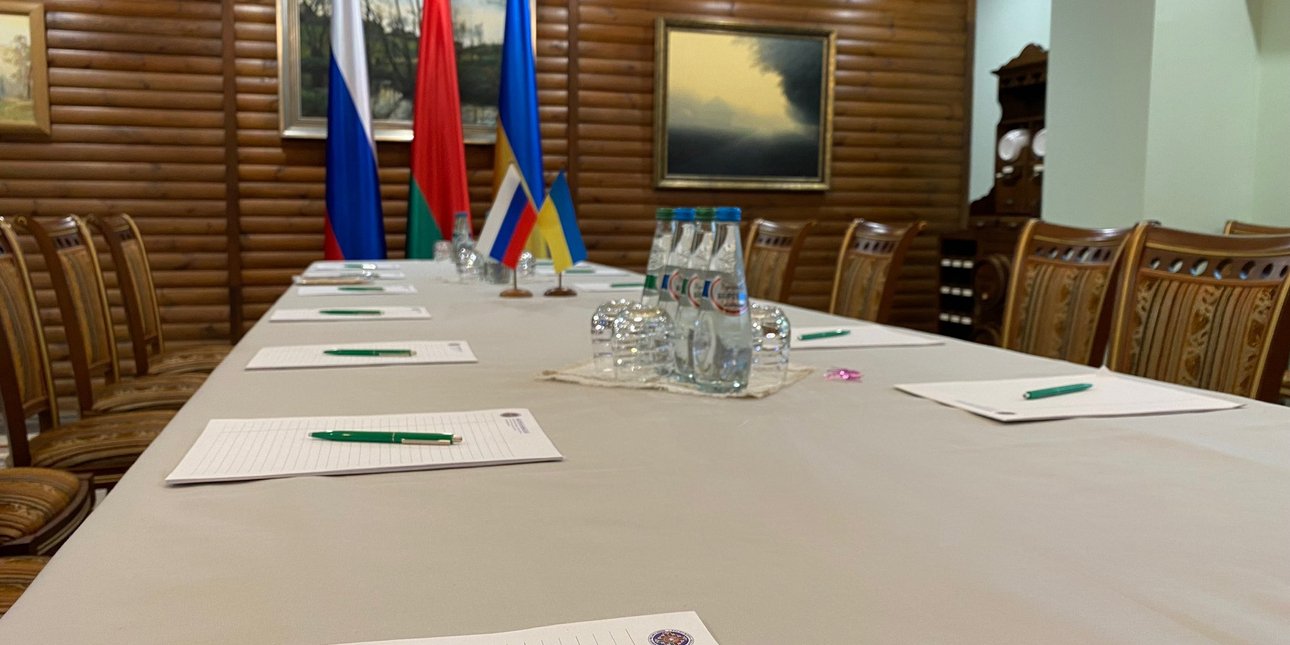 The Russia-Ukraine negotiating table
