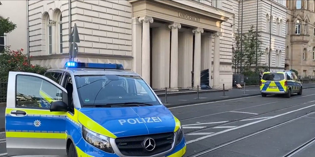 Σοκ: Άφησε κομμένο κεφάλι έξω από δικαστήριο στη Γερμανία