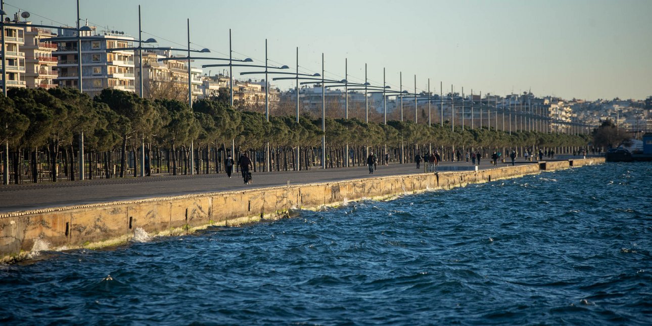 Θεσσαλονίκη: Τετράχρονη βρέθηκε μόνη της στον δρόμο, την εντόπισαν περαστικοί -Συνελήφθη η μητέρα της