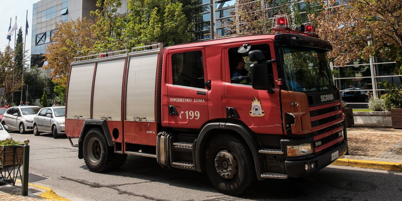 Φωτιά σε ξερά χόρτα δίπλα στον σταθμό του ΗΣΑΠ «Άνω Πατήσια» -Διακόπηκαν προσωρινά τα δρομολόγια