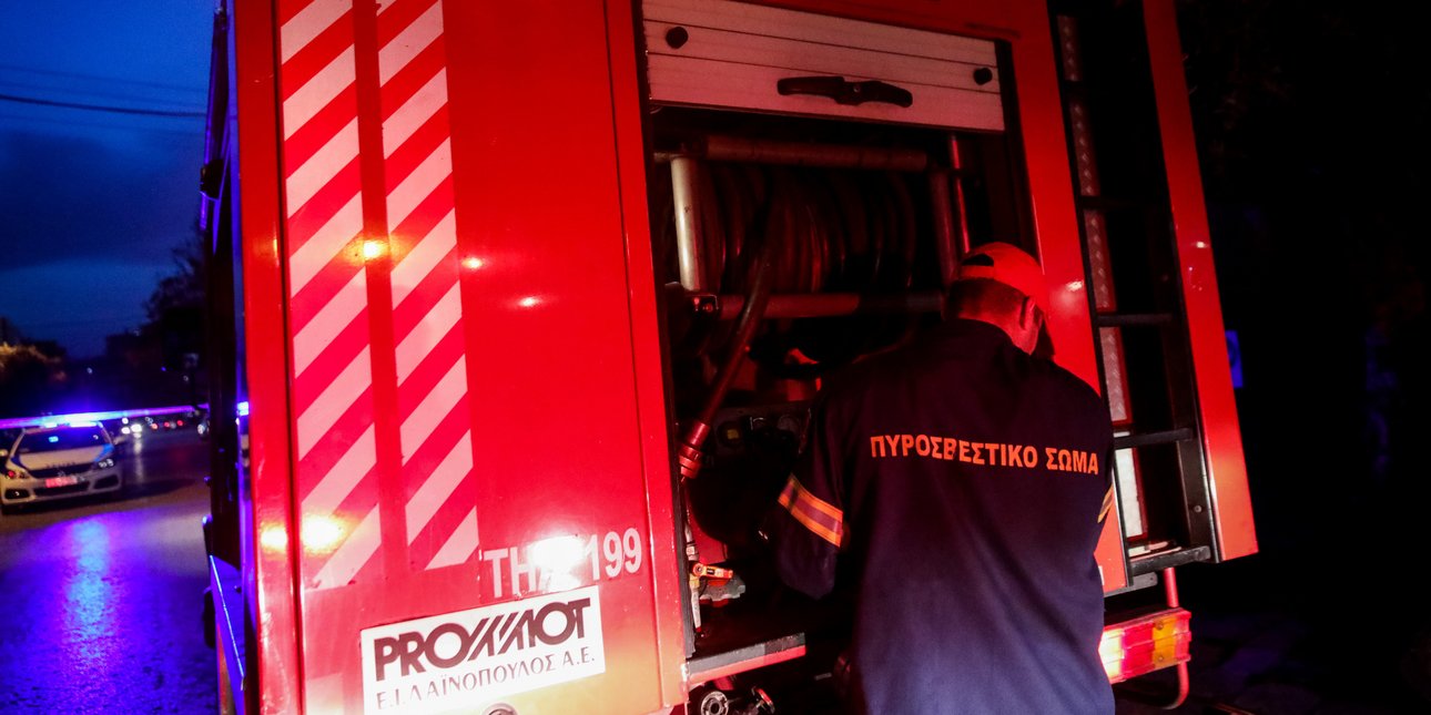 Όχημα της Πυροσβεστικής τη νύχτα