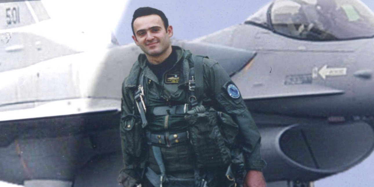 Κώστας Ηλιάκης: 20 χρόνια από το θάνατο του Ελληνα πιλότου -Το επεισόδιο με τουρκικό F-16, οι συγκλονιστικοί διάλογοι