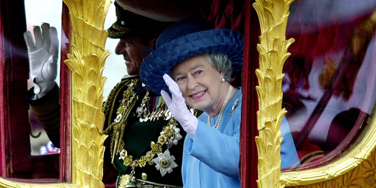 Έρχεται η βιογραφία της βασίλισσας Ελισάβετ: Σε ποια ιστορικό την ανέθεσε ο Κάρολος -Ήθελε να τη γράψει γυναίκα