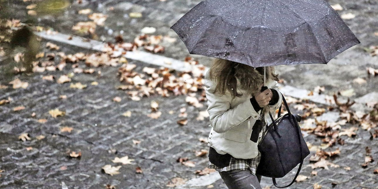 Συνεχίζεται η κακοκαιρία στην Δυτική Ελλάδα -Βροχές και στην Αττική από το απόγευμα, μικρή πτώση της θερμοκρασίας