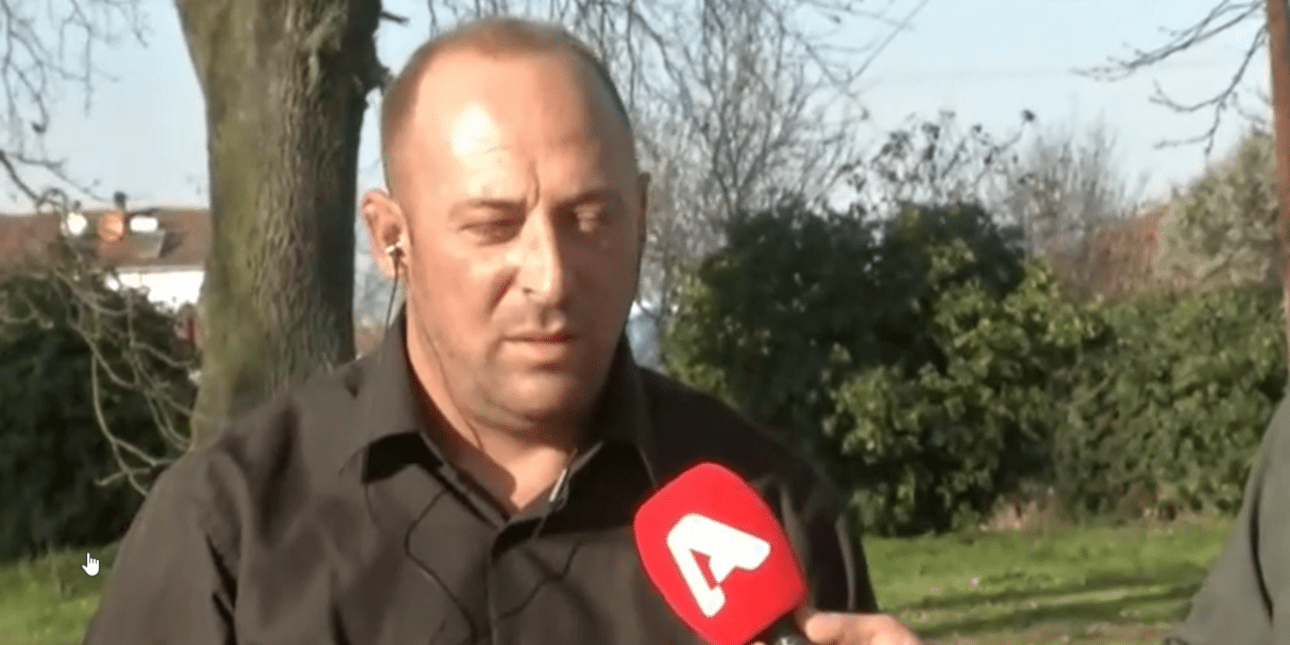 Αλιάκμονας Στο μνήμα του μωρού ο πατέρας του, άφησε λουλούδια και ένα