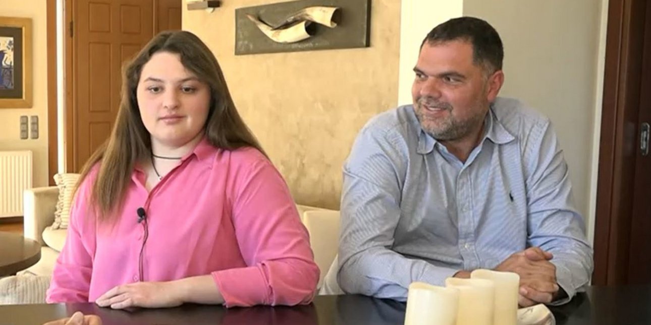 Δημήτρης Παπανικολάου: Τι είπε η κόρη του, Άρια, για τον αυτισμό και τη συμμετοχή της στην ταινία του Μπραντ Πιτ