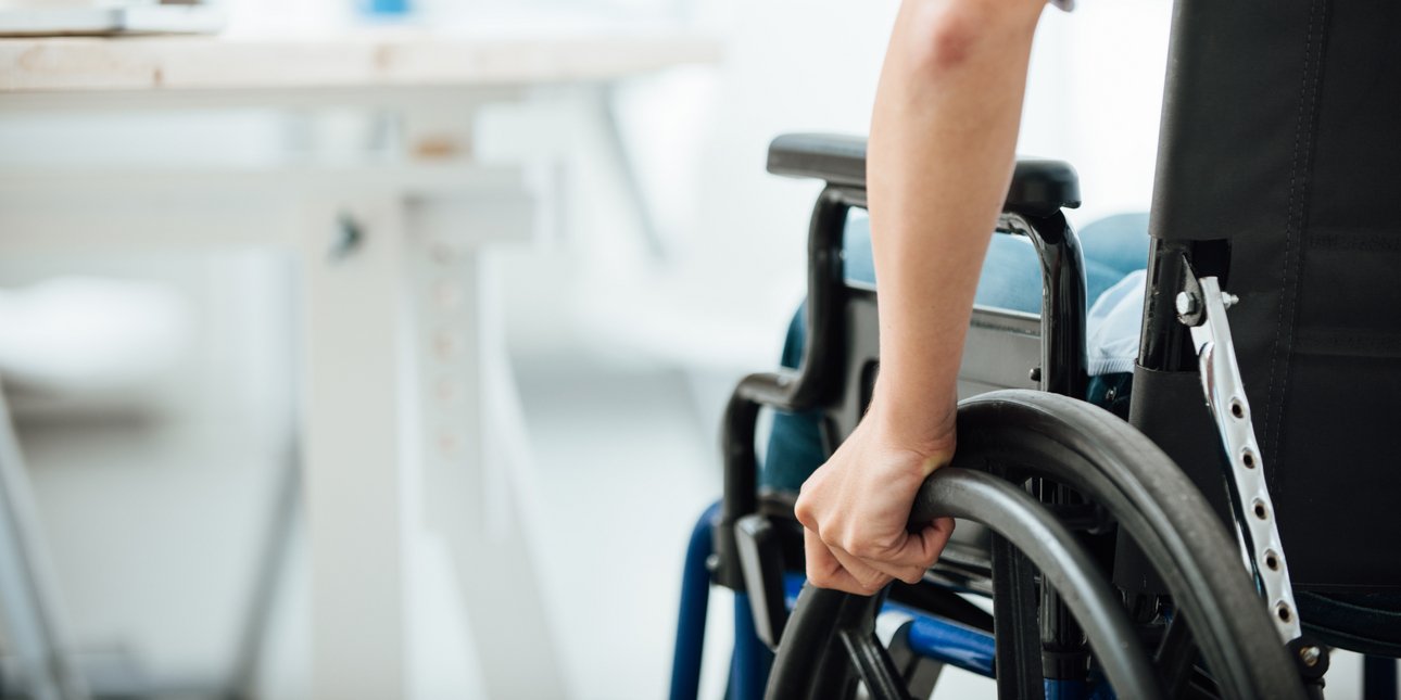 Ανοίγει σήμερα η πλατφόρμα για τις αιτήσεις στο πρόγραμμα «Προσωπικός Βοηθός για Άτομα με Αναπηρία»