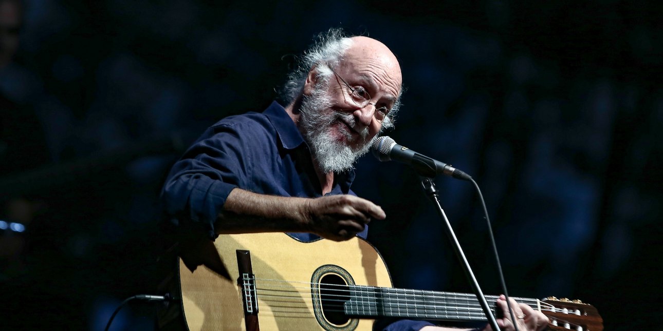 Διονύσης Σαββόπουλος με κιθαρα