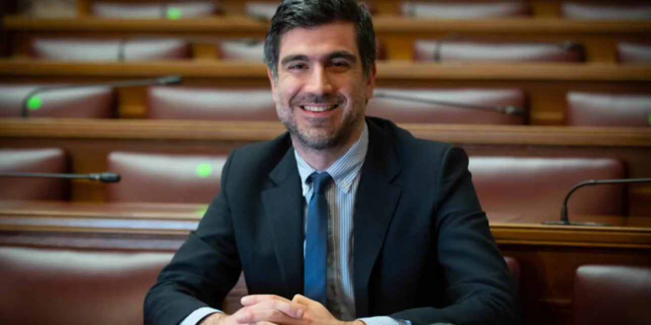 Γλαβίνας (ΠΑΣΟΚ) για Νέα Φιλαδέλφεια: Από την πολλή επικοινωνία, η κυβέρνηση άφησε την κοινωνία απροστάτευτη